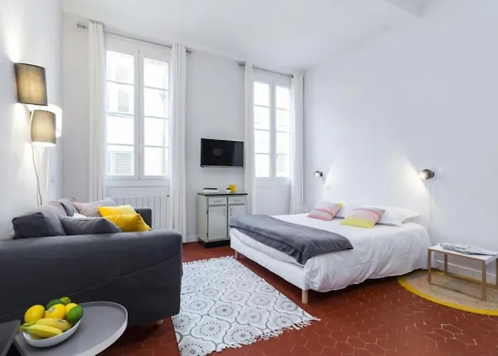 Droite - Bright Studio In The Old Town