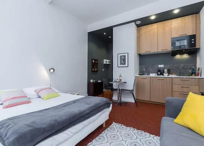 Droite - Bright Studio In The Old Town